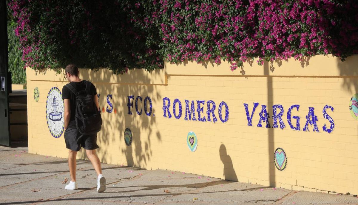 Un alumno pasa frente al IES Romero Vargas de Jerez.