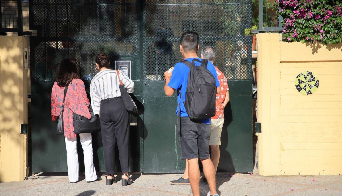 Familias en el IES Romero Vargas, esta mañana.