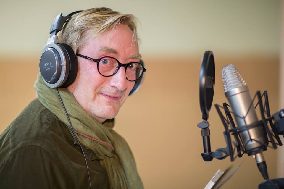 Nigel Leach en el estudio de doblaje. 