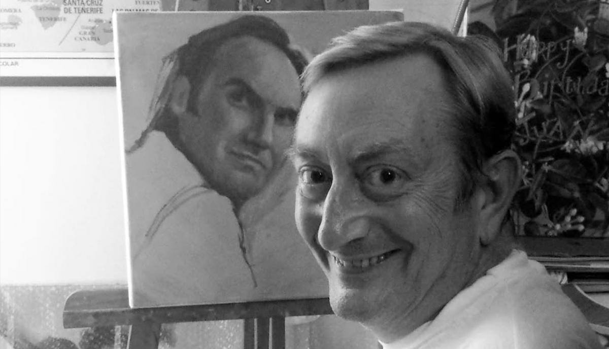 Nigel ante uno de sus óleos, este con el retrato de Juan Martínez. 