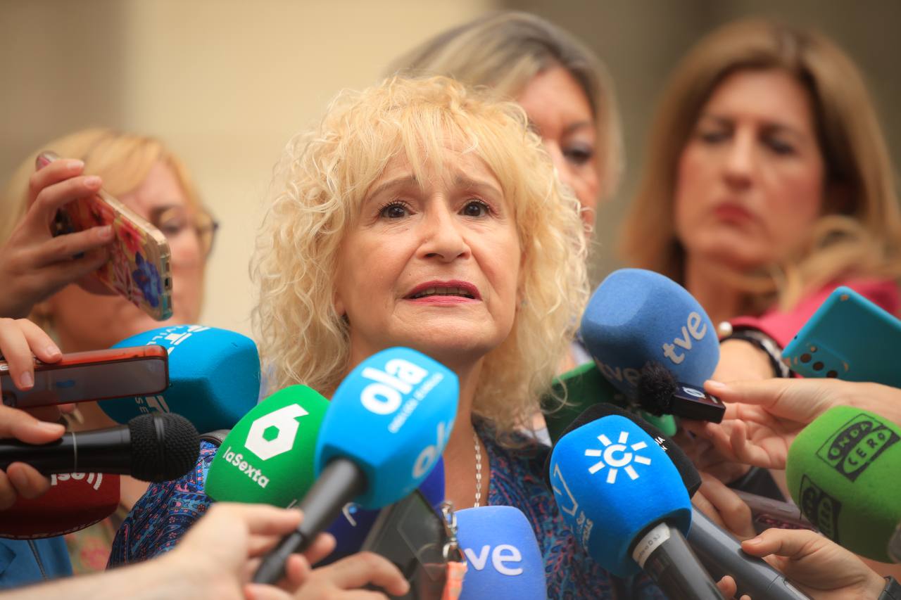 Ángela Claverol, presidenta de Amama, atendiendo a los medios tras imponer la denuncia en la fiscalía.