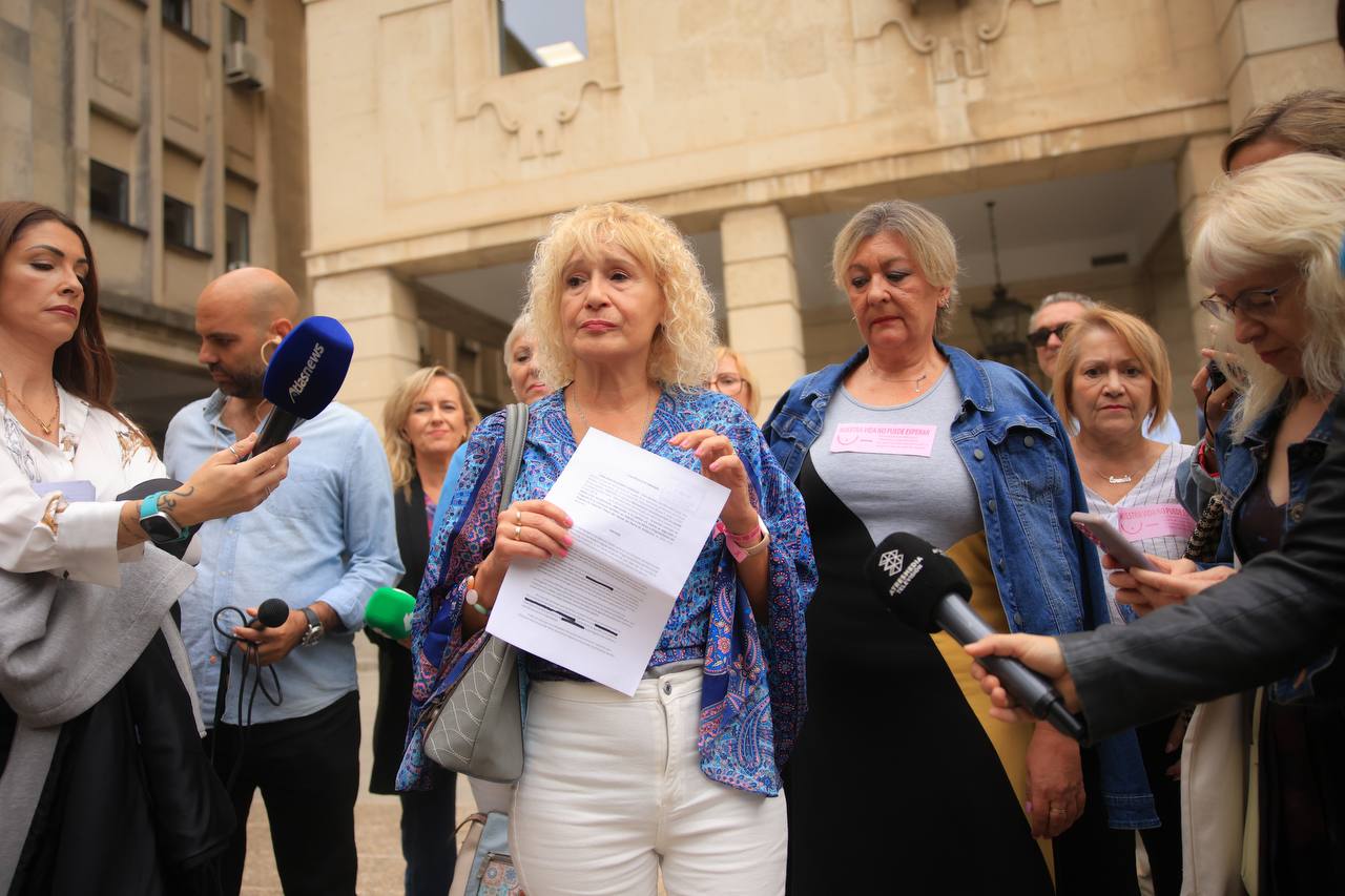 Ángela Claverol, presidente de Amama, presentando denuncia en Fiscalía esta semana.