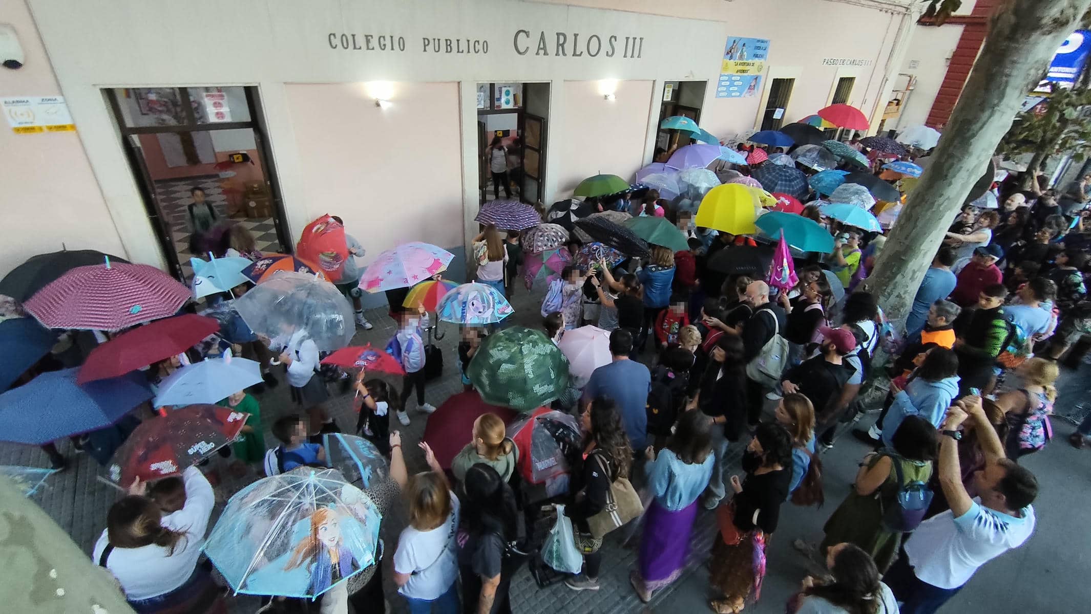 La protesta frente al CEIP Carlos III.