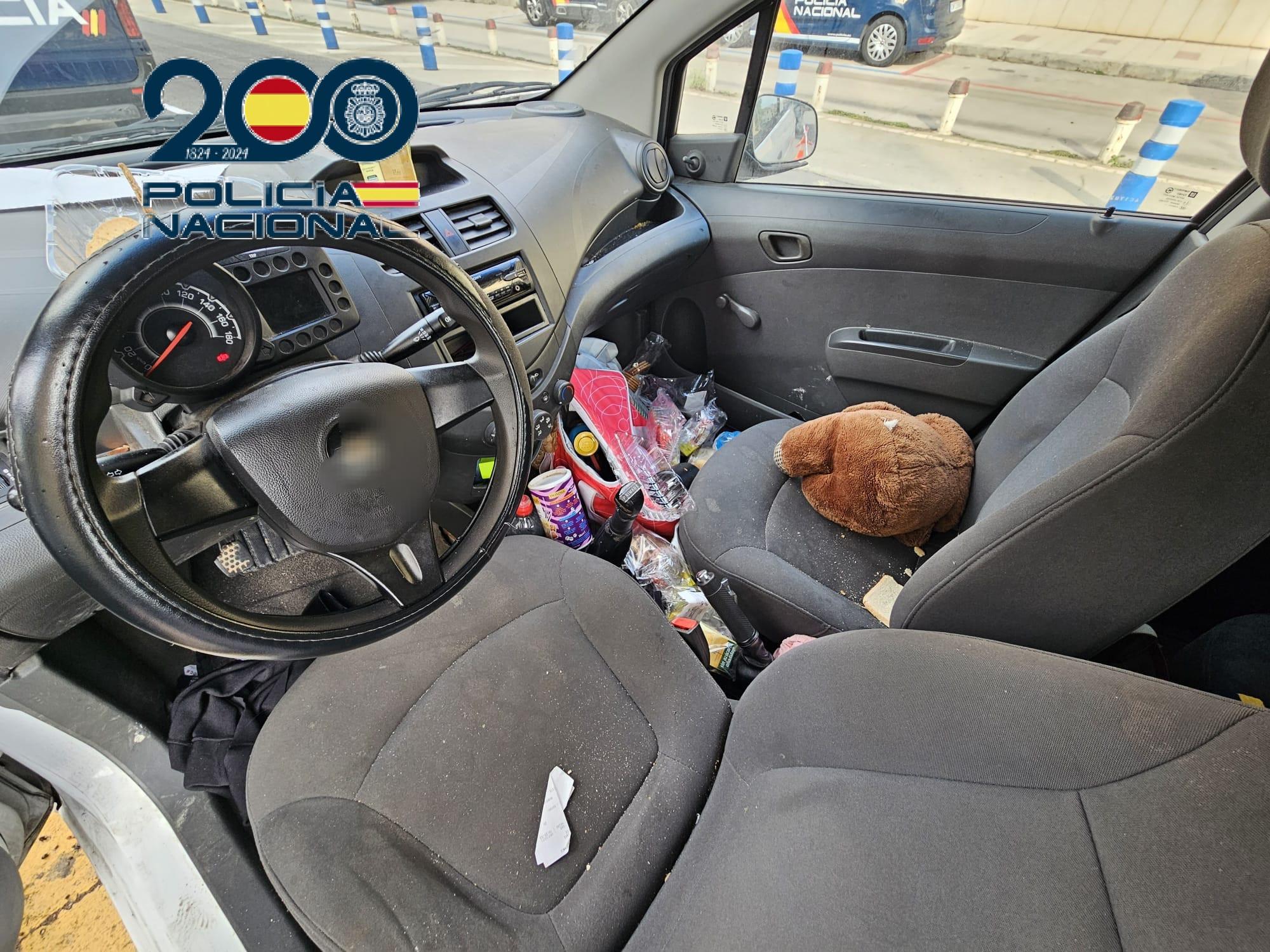 Interior del coche donde estaba secuestrada la madre y sus dos hijos. Interior del coche donde estaba secuestrada la madre y sus dos hijos.