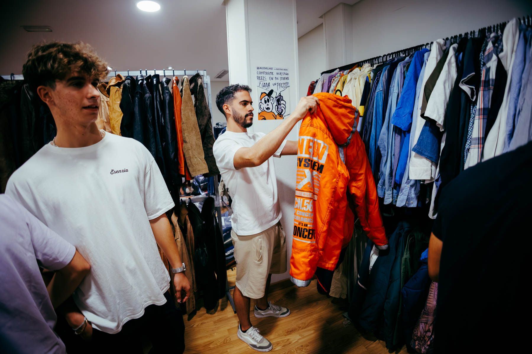 Compradores en el Jaleo Vintage en Jerez.