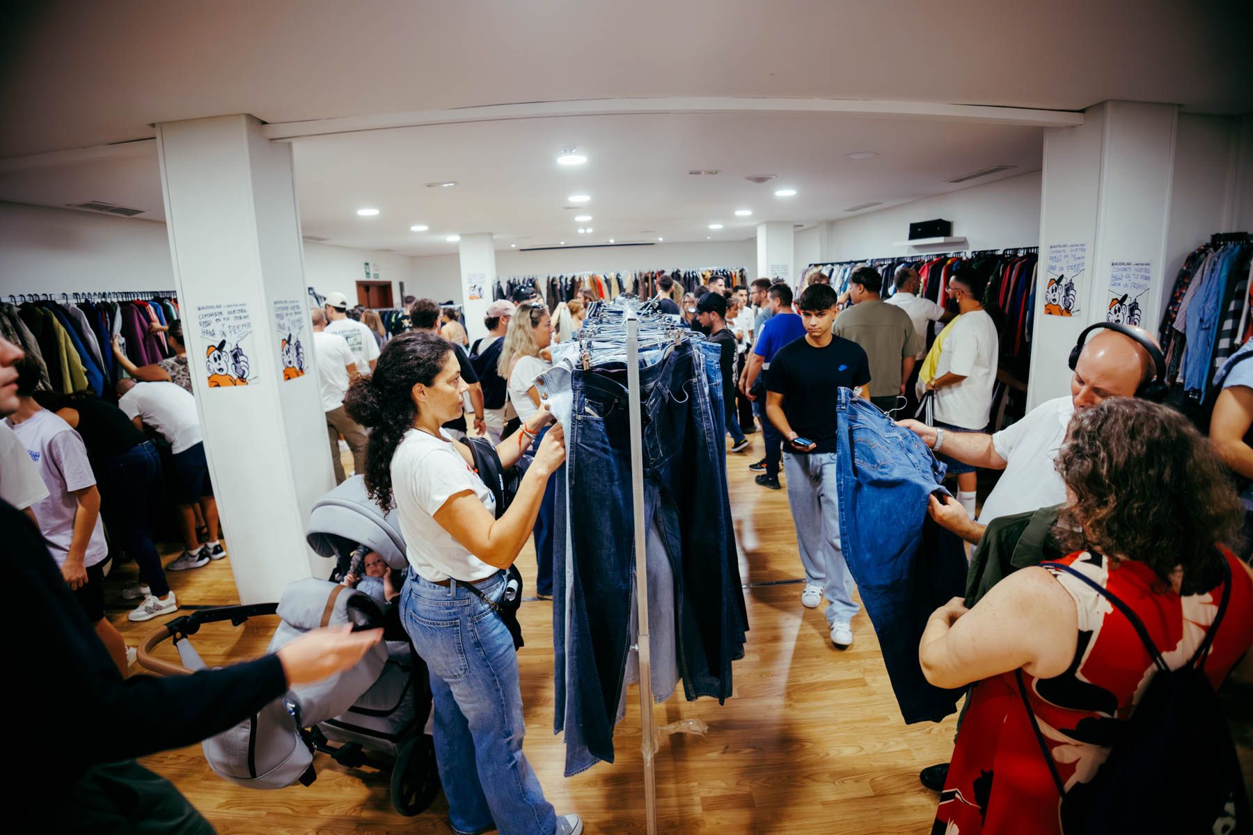 Compradores en el mercadillo Jaleo Vintage en Jerez.