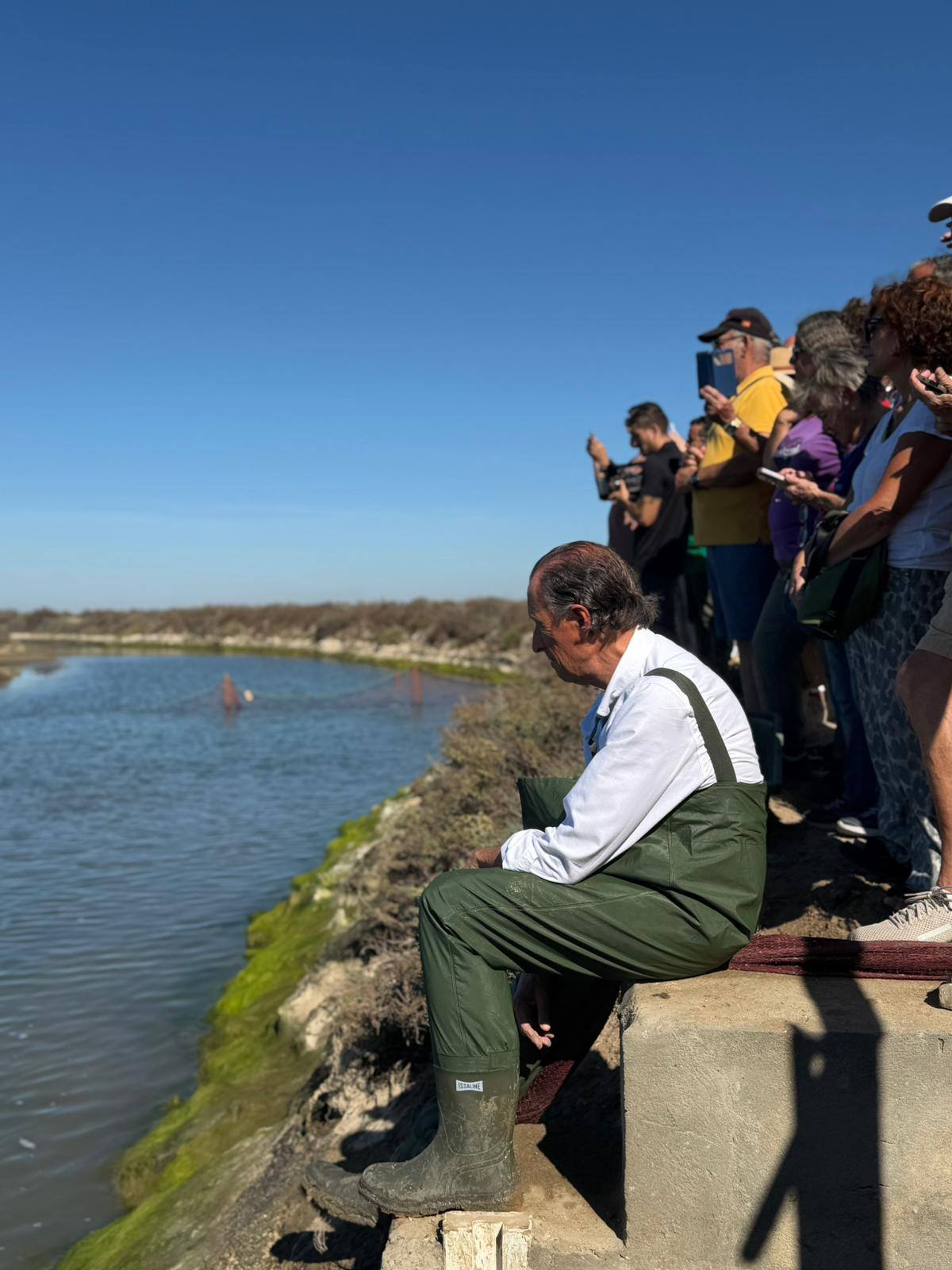 José María Roman, alcalde de Chiclana, despesque