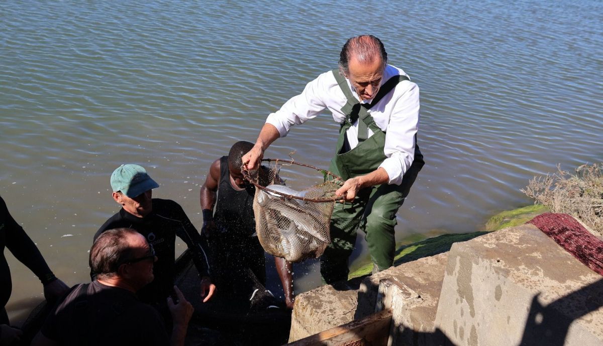 José María Roman, alcalde de Chiclana, despesque