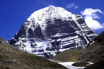 El monte Kailash (Tíbet), sagrado para cuatro religiones, es uno de los últimos ejes del mundo cuyo ascenso está vetado a los seres humanos. 