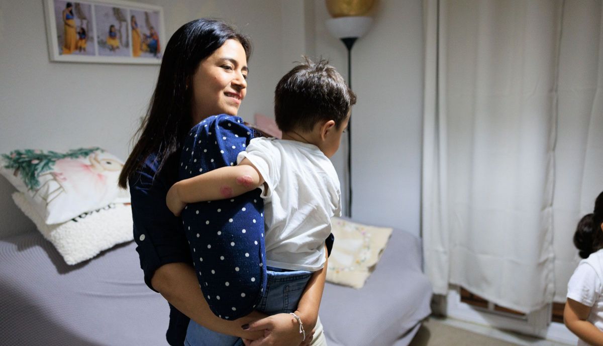 Andrea, junto a su hijo Mateo.