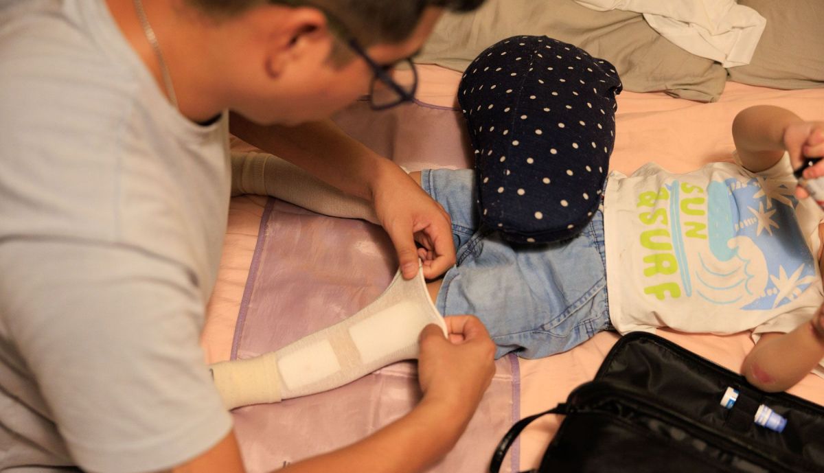 Víctor, durante el proceso de curación de su hijo.