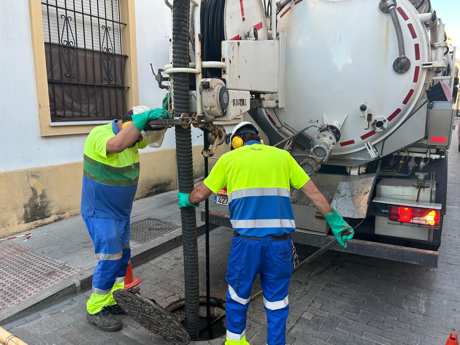 Continúan los trabajos de limpieza preventiva de las redes de saneamiento. Continúan los trabajos de limpieza preventiva de las redes de saneamiento.