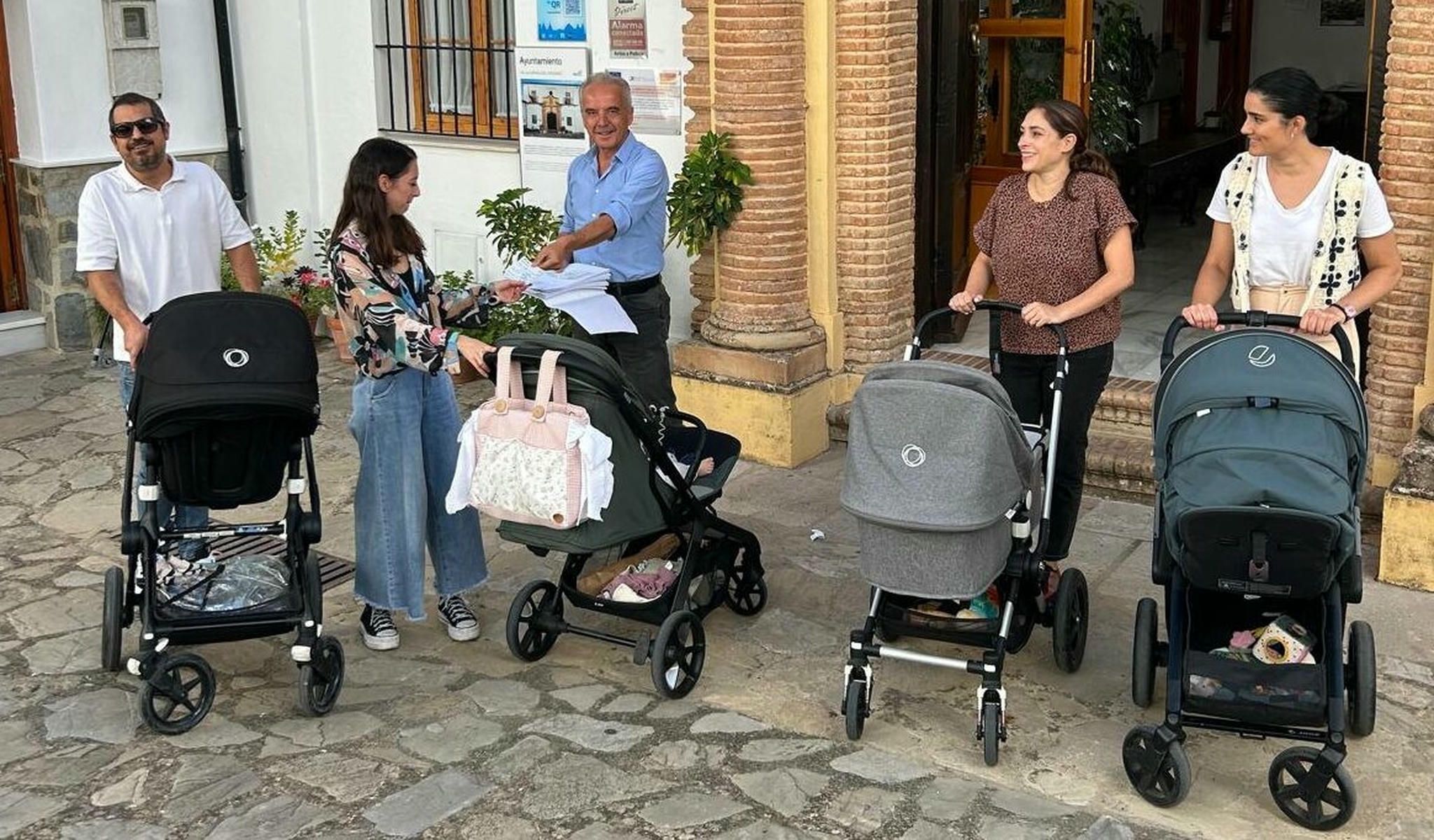 Alfonso Moscoso, el alcalde, en el acto de entrega de las ayudas. Alfonso Moscoso, el alcalde, en el acto de entrega de las ayudas.