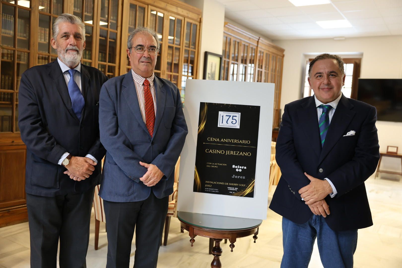 El presidente, a la derecha de la imagen, junto al cartel, y dos ex presidentes de la entidad. El presidente, a la derecha de la imagen, junto al cartel, y dos ex presidentes de la entidad.