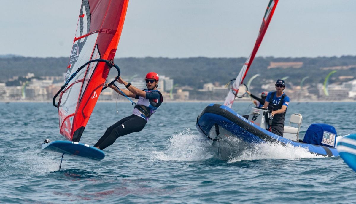 Entrenamiento del equipo en el mar.