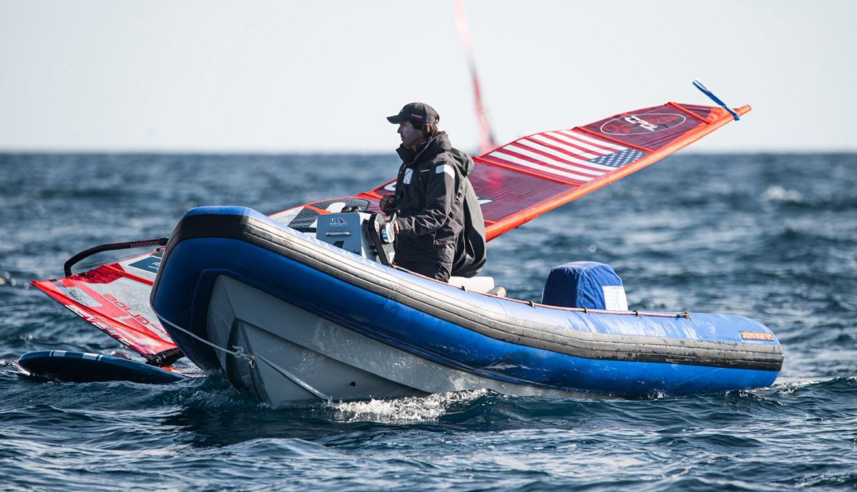 Juanma, en la embarcación desde donde dirige el entreno.