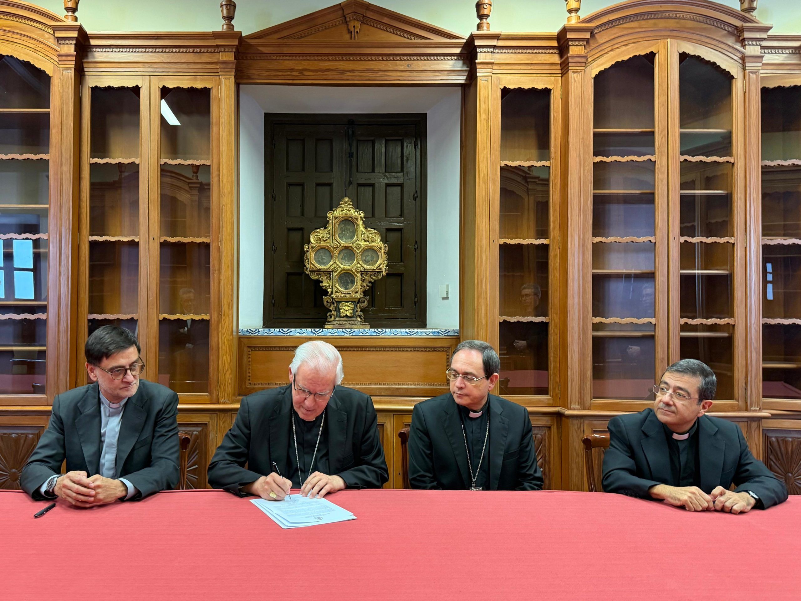 Acto de la firma de arrendamiento con el arzobispo sevillano en el centro. 