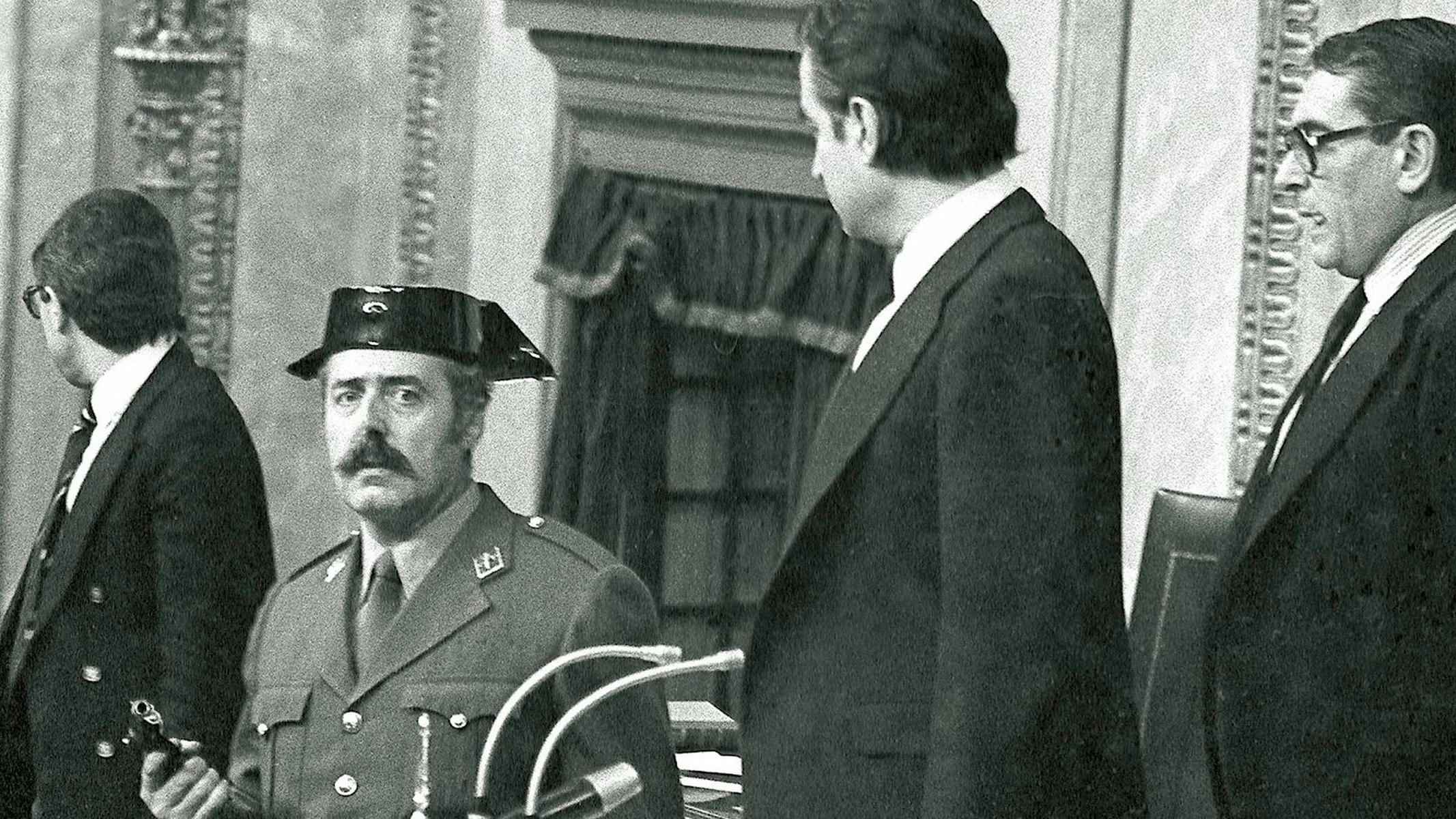 Antonio Tejero, pistola en mano, en el histórico 23F.