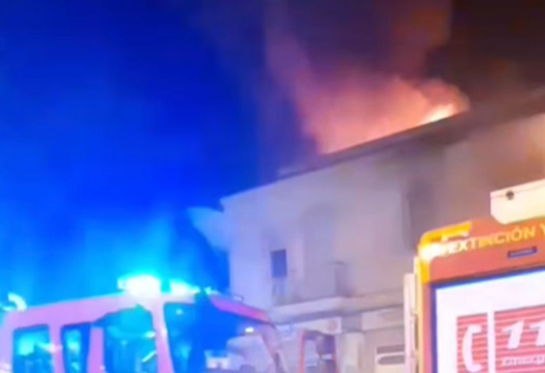 Vivienda en llamas en Almonte, en Huelva. Vivienda en llamas en Almonte, en Huelva.