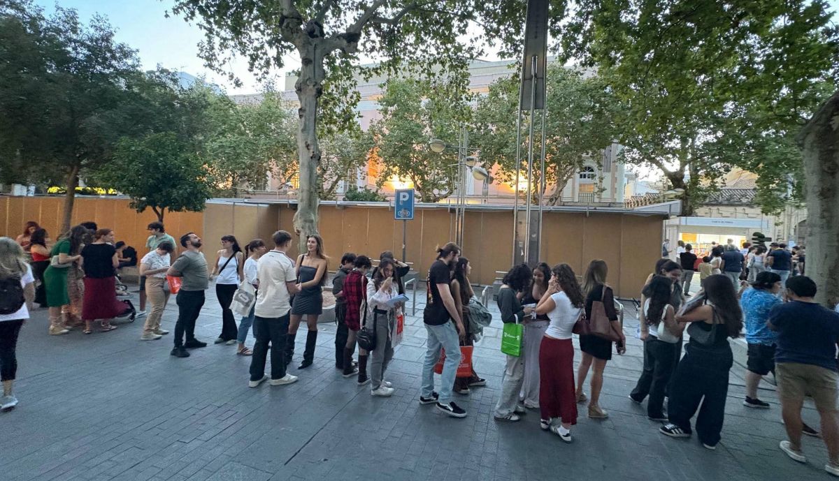 Colas para la firma de Sandra Morales.