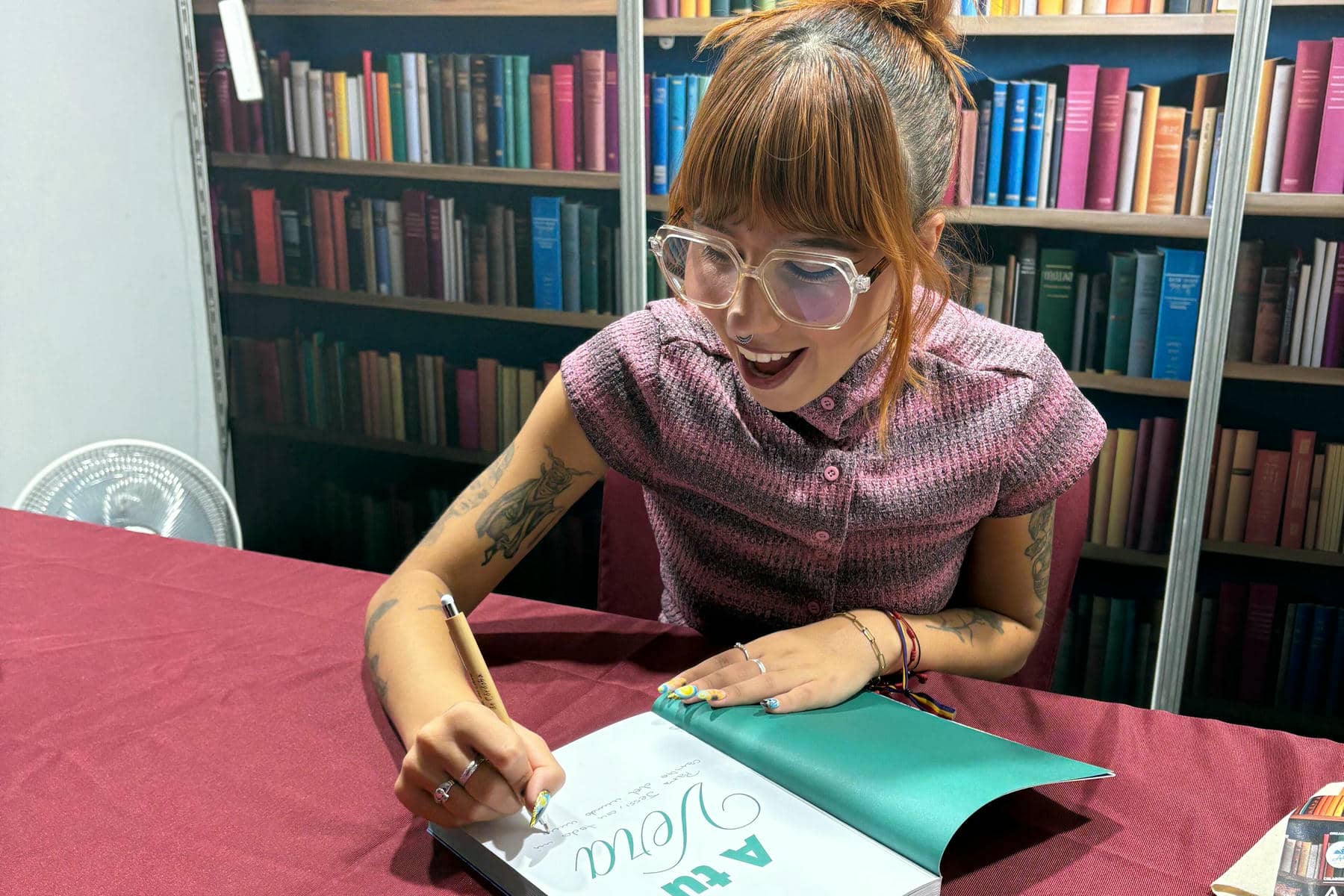 Sandra Morales, firmando libros en Córdoba. Sandra Morales, firmando libros en Córdoba.