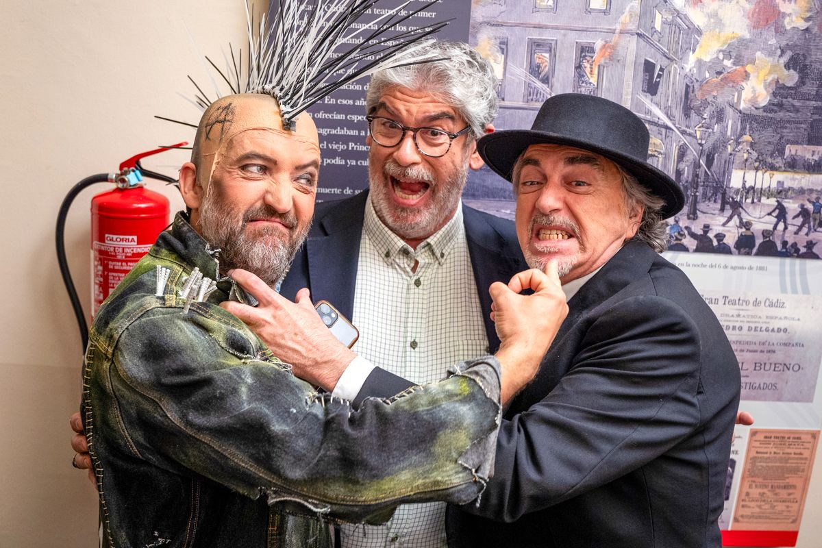 Ángel Gago, José Guerrero 'Yuyu' y Selu García Cossío bromean en una sesión del COAC 2024.