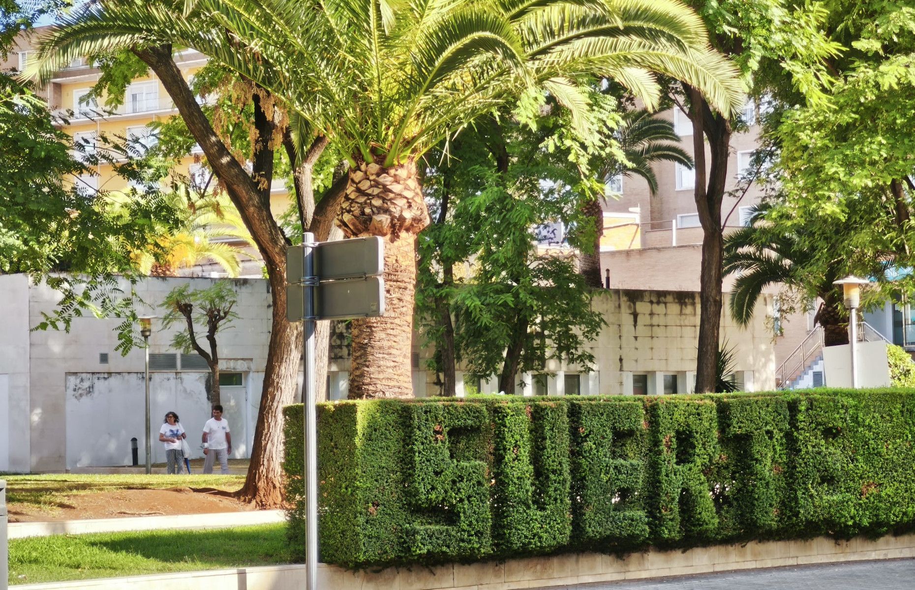 Mensaje creado en los setos por un jardinero en el Hospital Virgen del Rocío de Sevilla.
