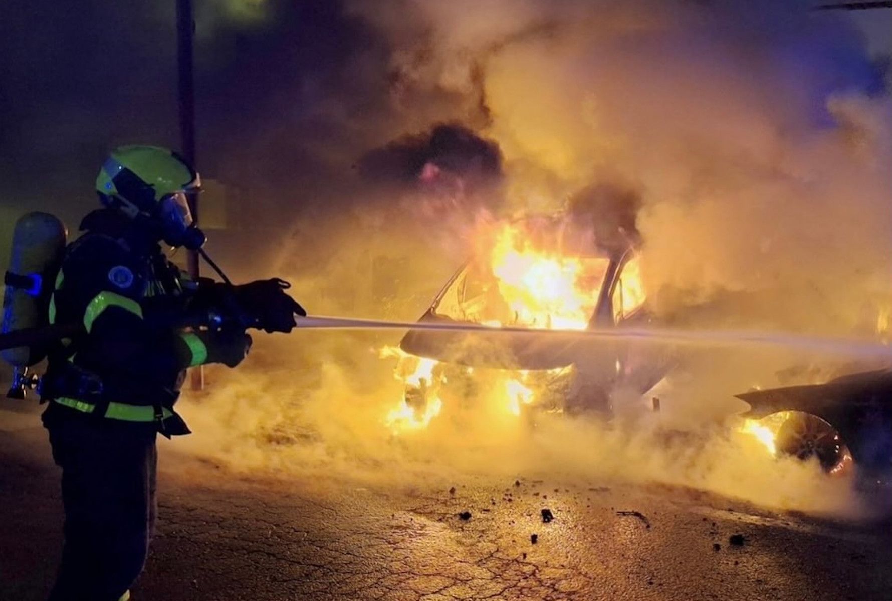 Así ha sido la intervención de los bomberos en el incendio del aparcamiento de Las Dunas en Sanlúcar.