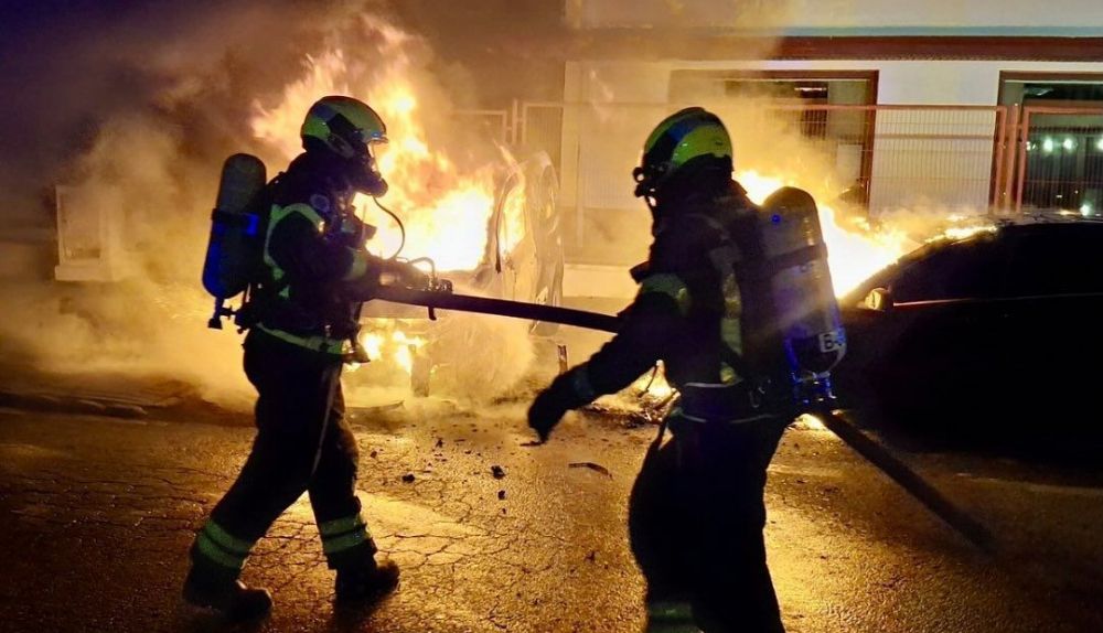 Intervención de los bomberos en el parque comercial.