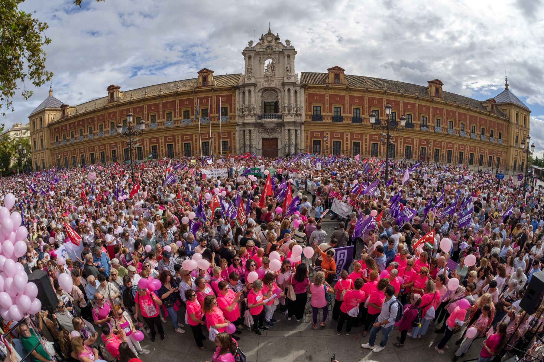 Una imagen de la masiva protesta frente al Palacio de San Telmo en Sevilla por los fallos en los cribados de cáncer. Una imagen de la masiva protesta frente al Palacio de San Telmo en Sevilla por los fallos en los cribados de cáncer.