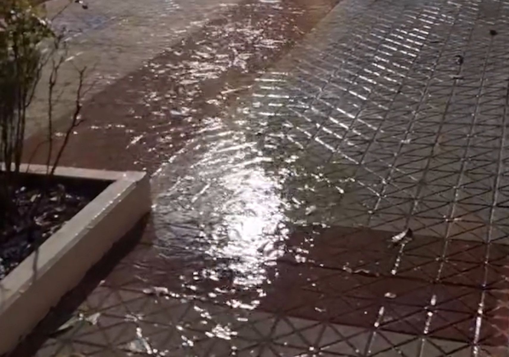 Acumulación de agua en una calle de Alcalá de Guadaíra. Acumulación de agua en una calle de Alcalá de Guadaíra.
