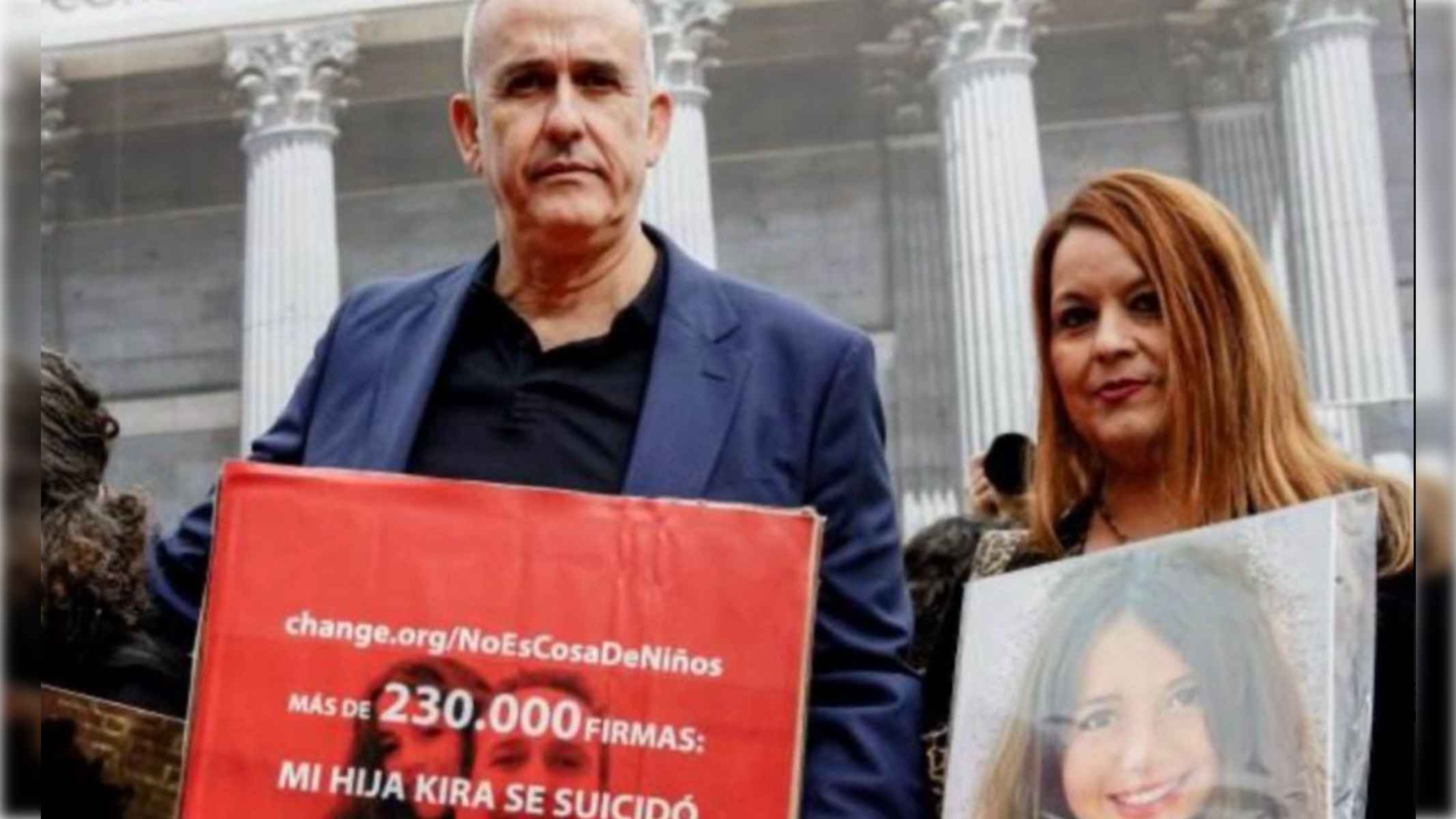 José Manuel y María José, padres de Kira, a las puertas del Congreso de los Diputados. José Manuel y María José, padres de Kira, a las puertas del Congreso de los Diputados.