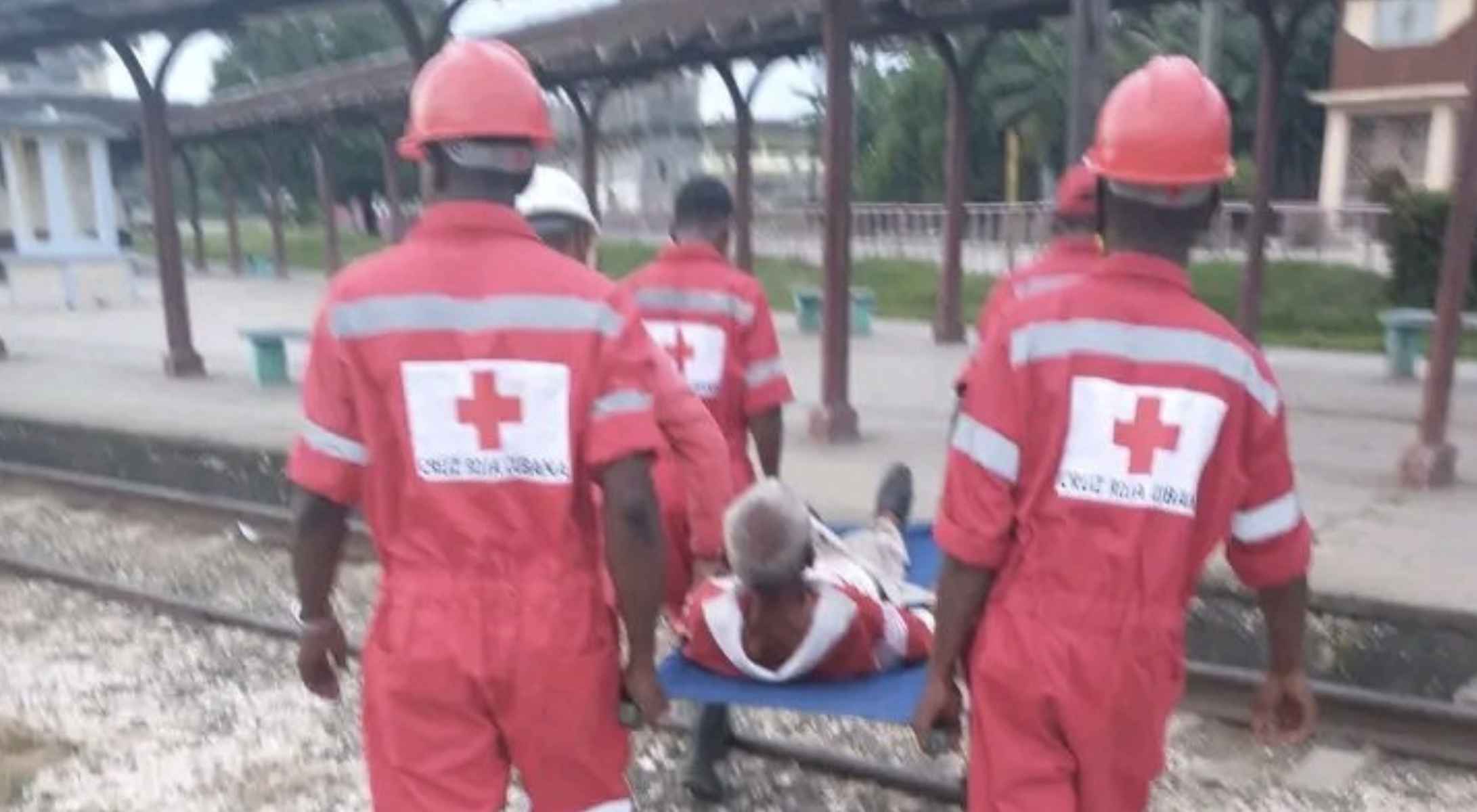 Voluntarios de Cruz Roja en Cuba evacuan a personas como prevención ante la llegada del huracán Melissa. Voluntarios de Cruz Roja en Cuba evacuan a personas como prevención ante la llegada del huracán Melissa.