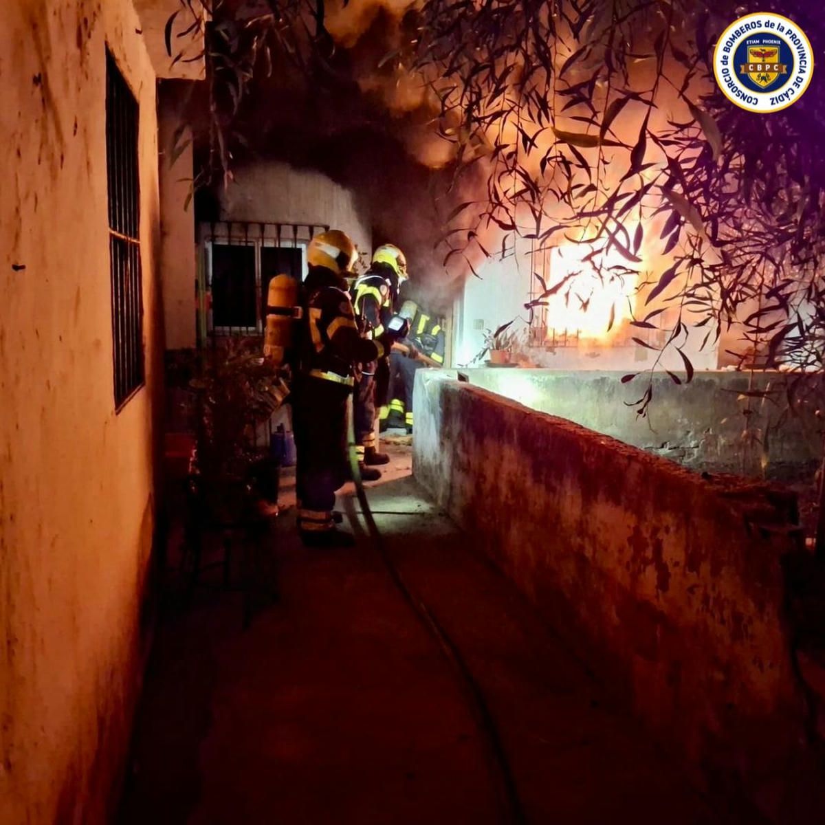 Los bomberos en la extinción del fuego.