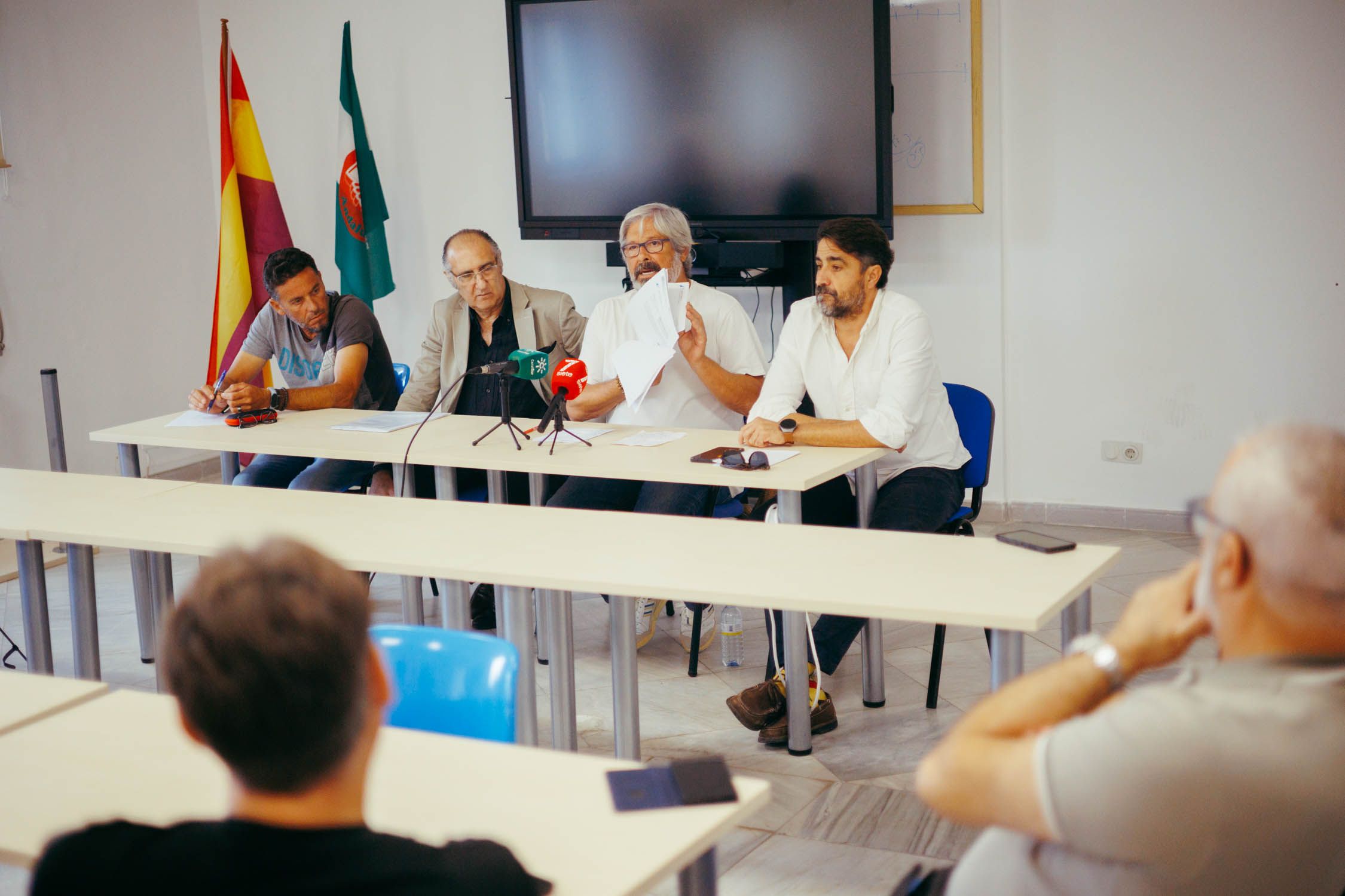 El comité de empresa del CAZG, con tres sindicatos, anunciando la huelga.