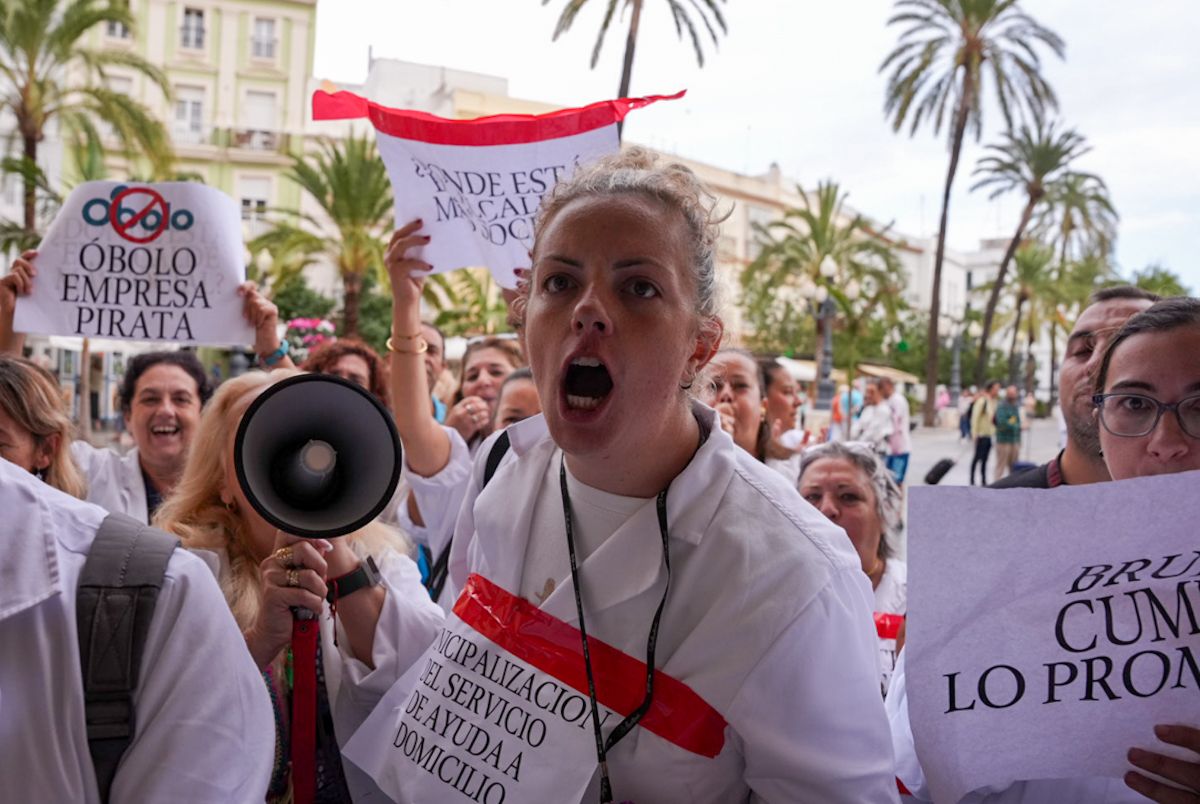 Las manifestantes, este lunes ante la puerta del Ayuntamiento de Cádiz.