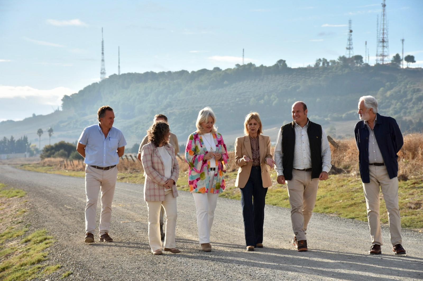 Los representantes de la Junta de Andalucía y del Ayuntamiento de Jerez, en la Cañada del Carrillo.