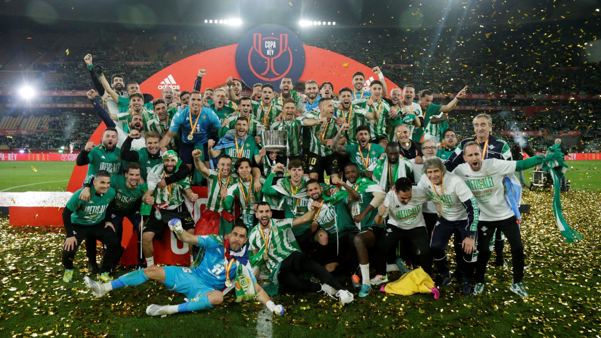 La plantilla del Betis, tras ganar la Copa del Rey de 2022. La plantilla del Betis, tras ganar la Copa del Rey de 2022.
