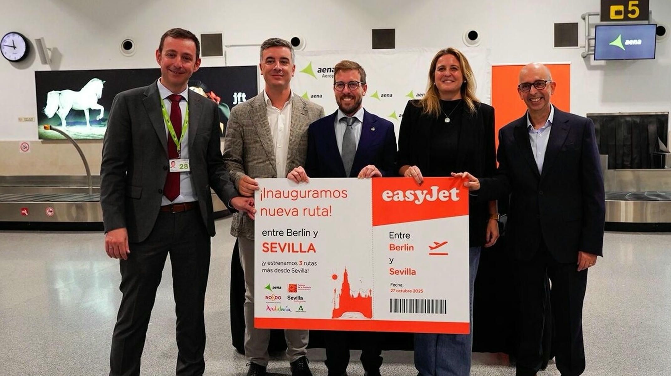 Foto de familia de la recepción institucional, en el Aeropuerto de Sevilla, al nuevo vuelo de easyJet procedente de Berlín.