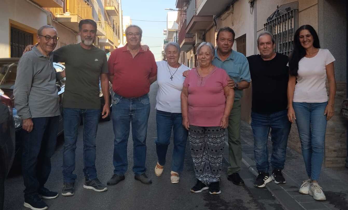 Una representación de la Asociación de vecinos Barrio Unido de San José de Palmete y la Doctora Este.