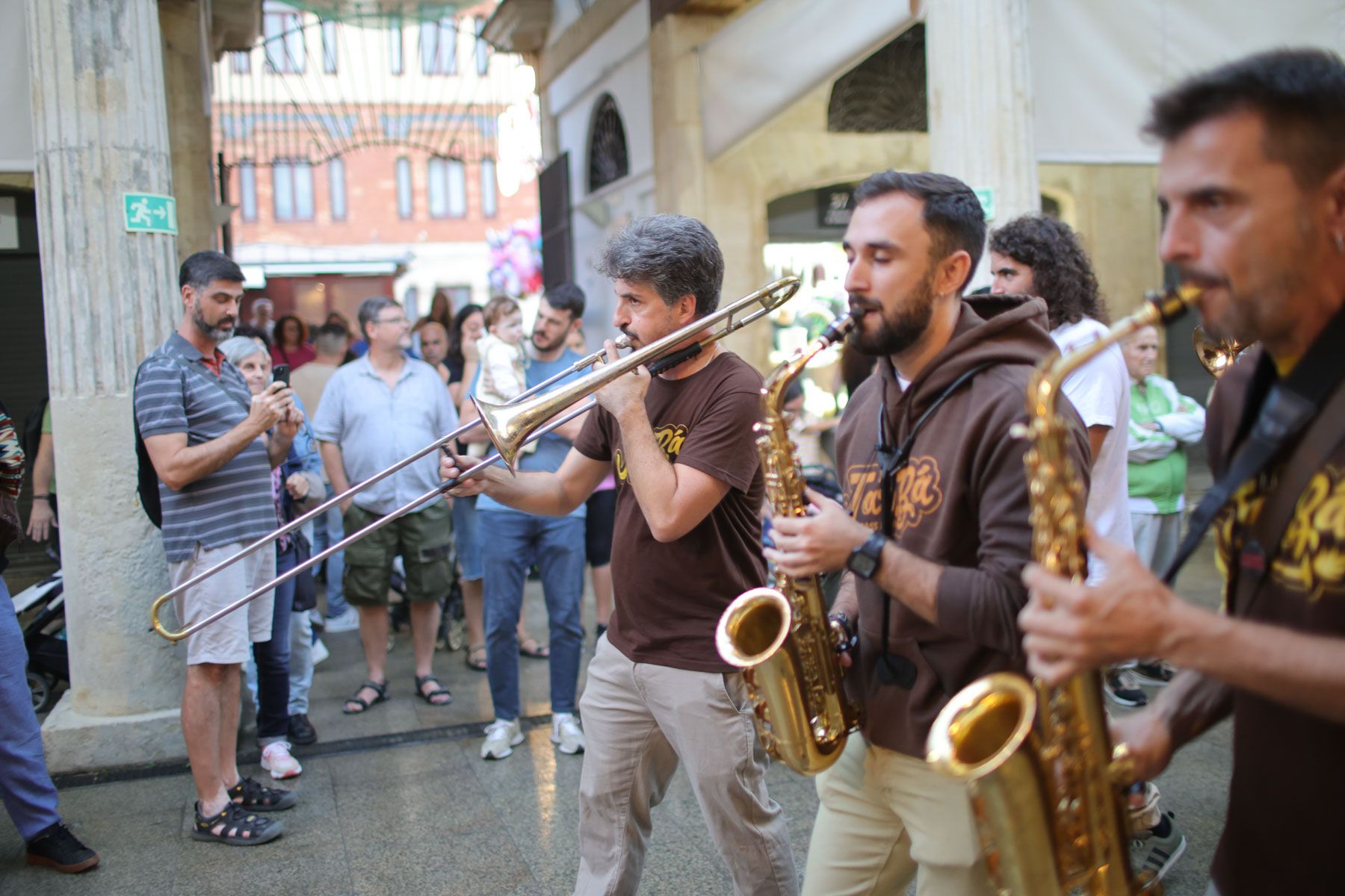 Los Tosantos 2025: Ingenio y tradición en los mercados de Cádiz