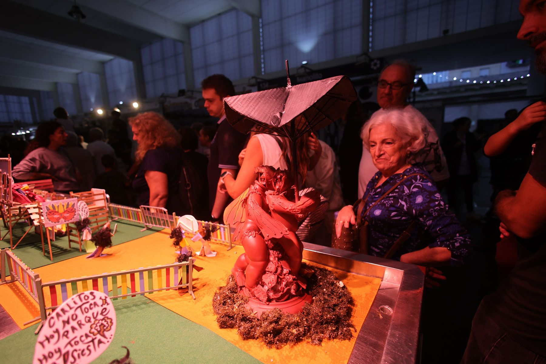 Ambiente especial en los mercados de Cádiz por los Tosantos. 
