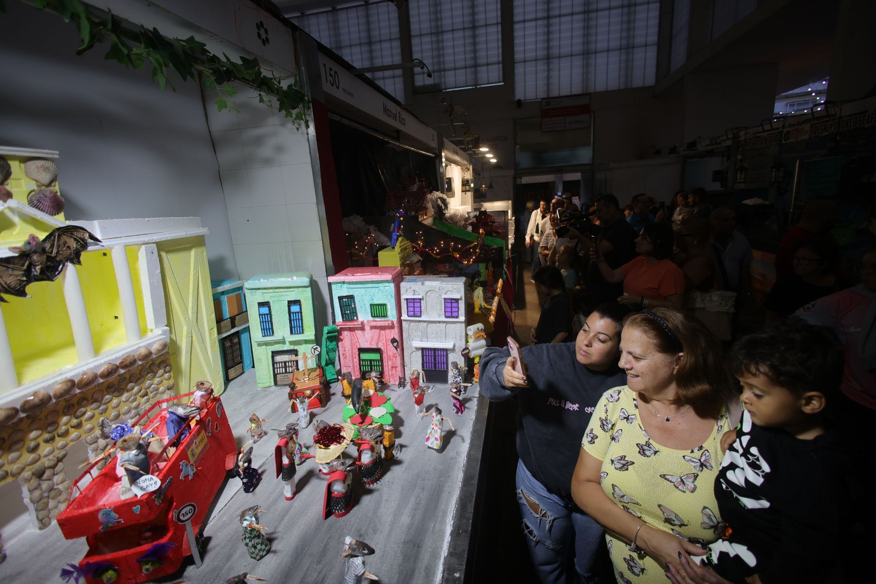 Los Tosantos 2025: Ingenio y tradición en los mercados de Cádiz