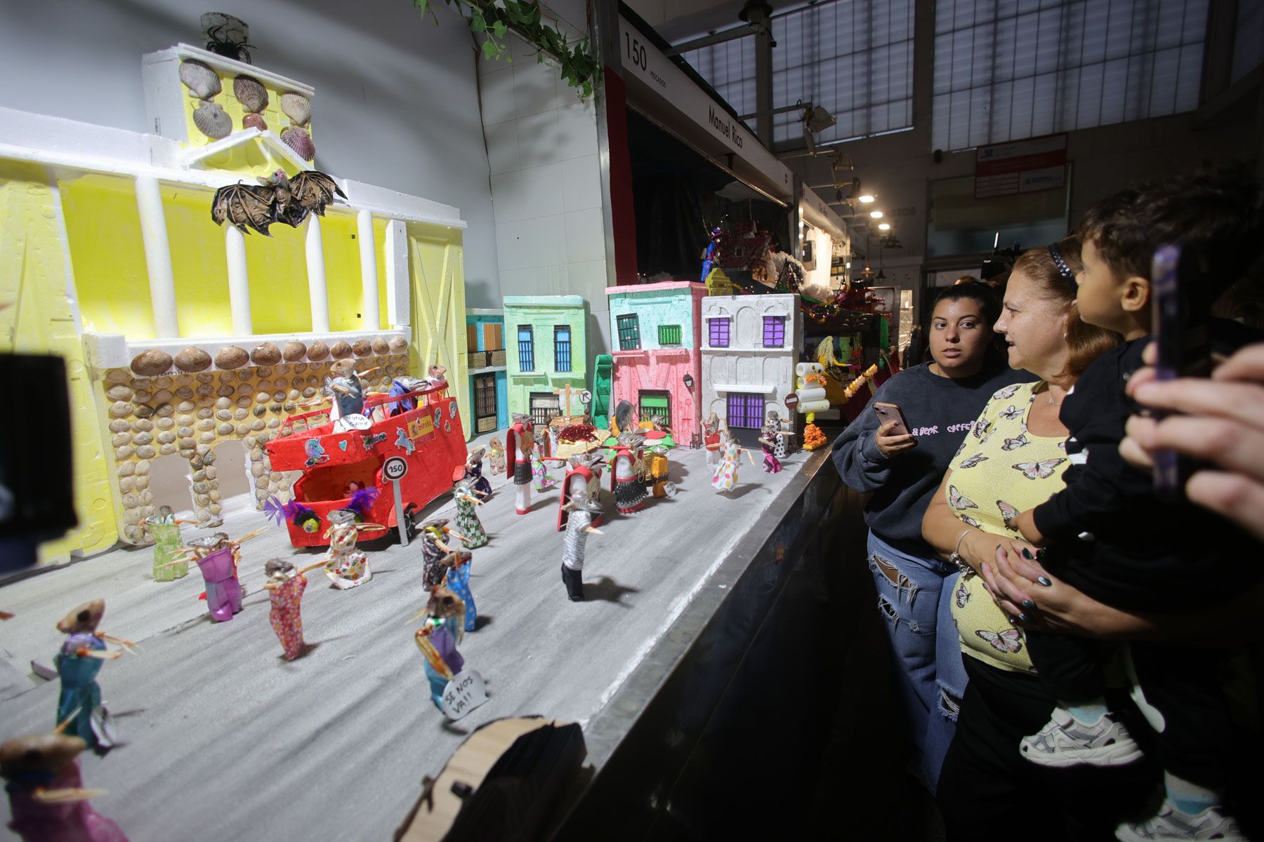 Los Tosantos 2025: Ingenio y tradición en los mercados de Cádiz