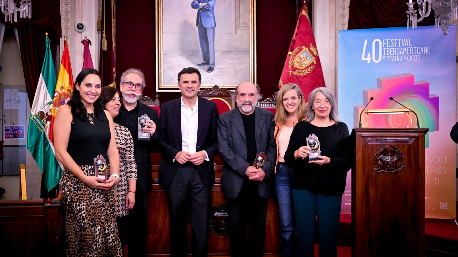 El alcalde, Bruno García, entrega los reconocimientos por los 40 años del Festival Iberoamericano de Teatro.