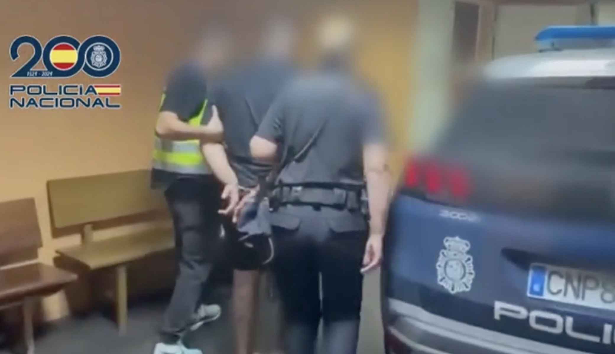 La Policía Nacional, con uno de los detenidos.