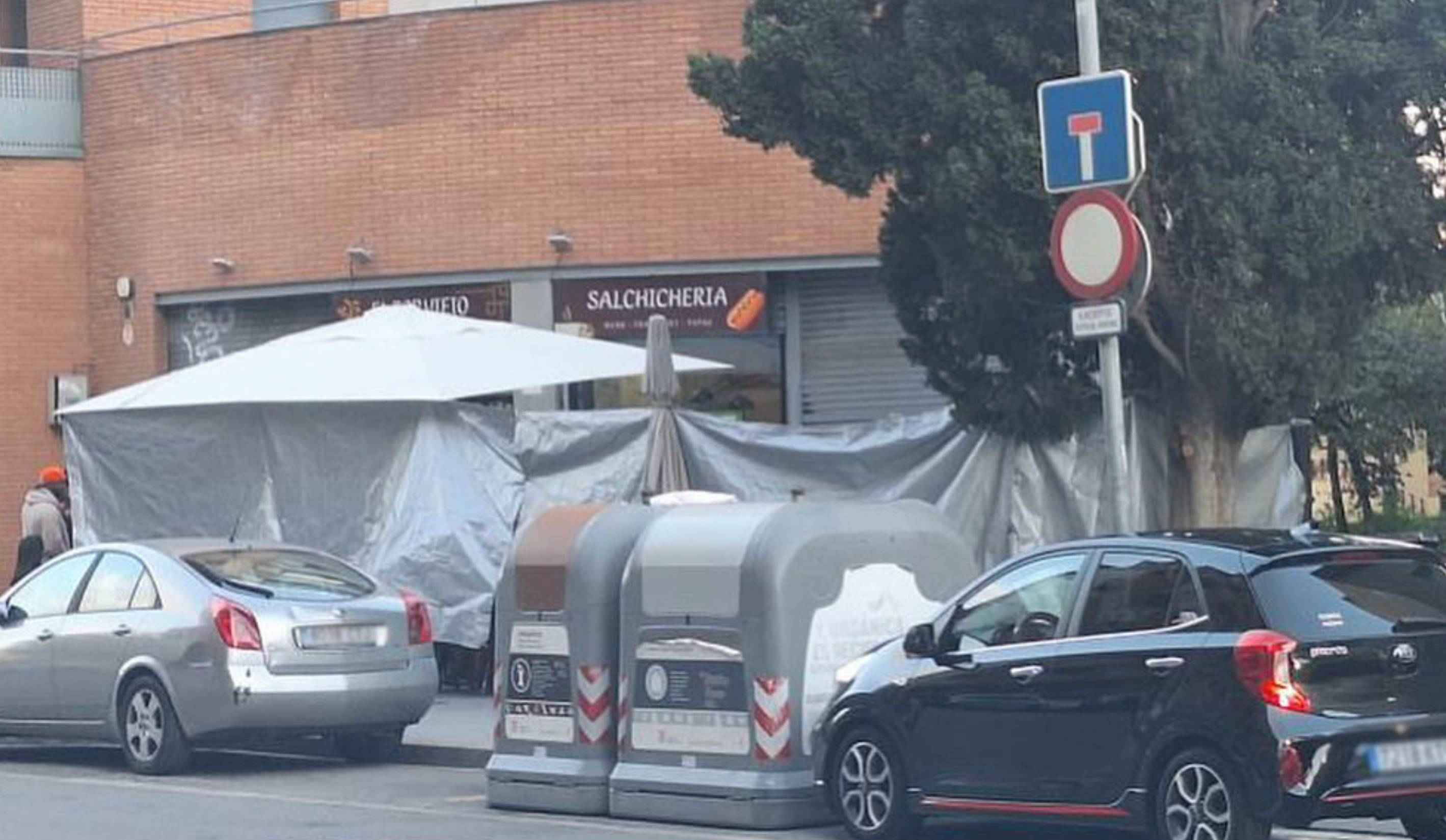 Un bar, convertido en un búnker para que nadie vea el fútbol desde fuera.