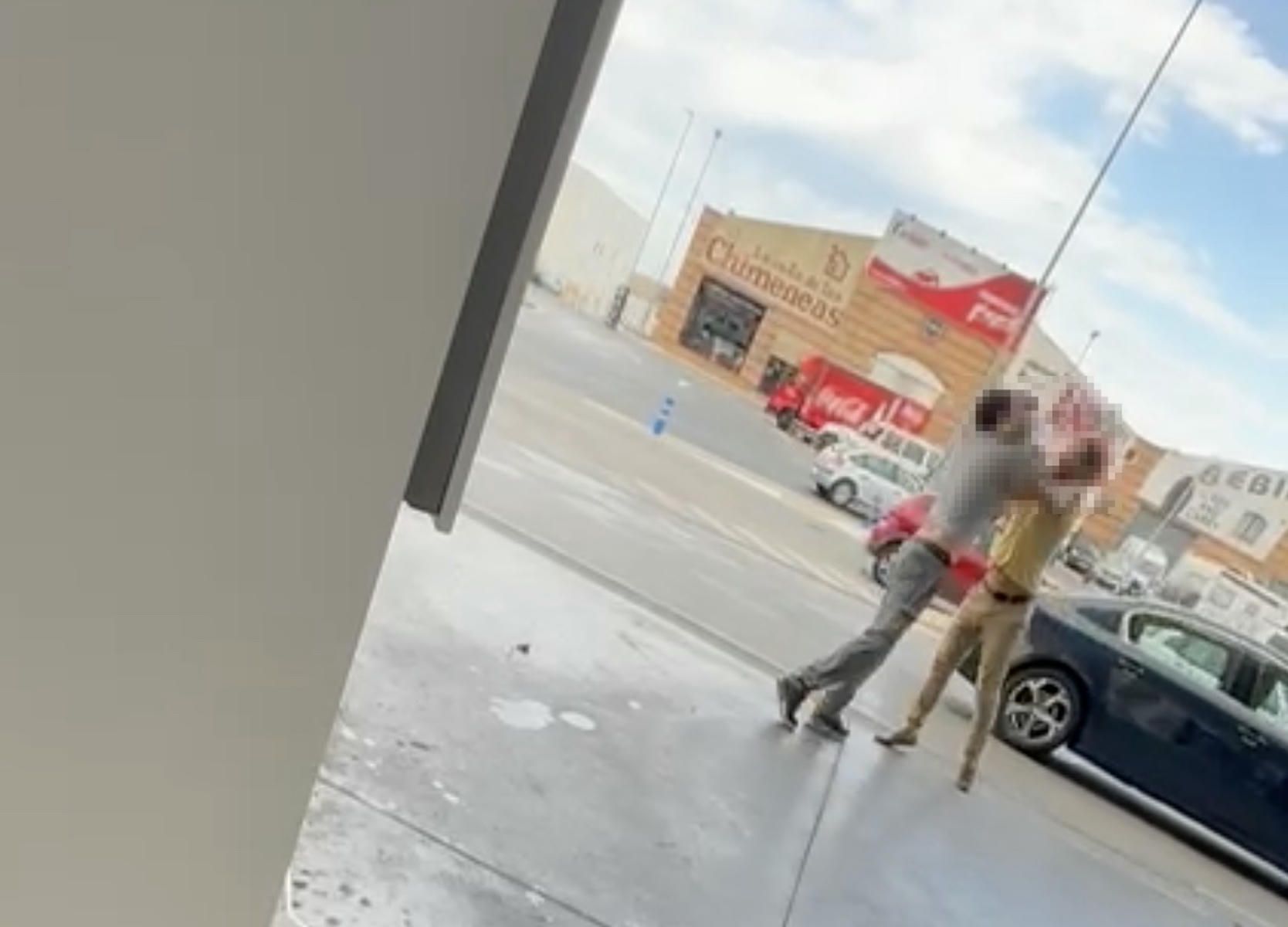 Un momento del encontronazo ocurrido en una gasolinera de Jerez.