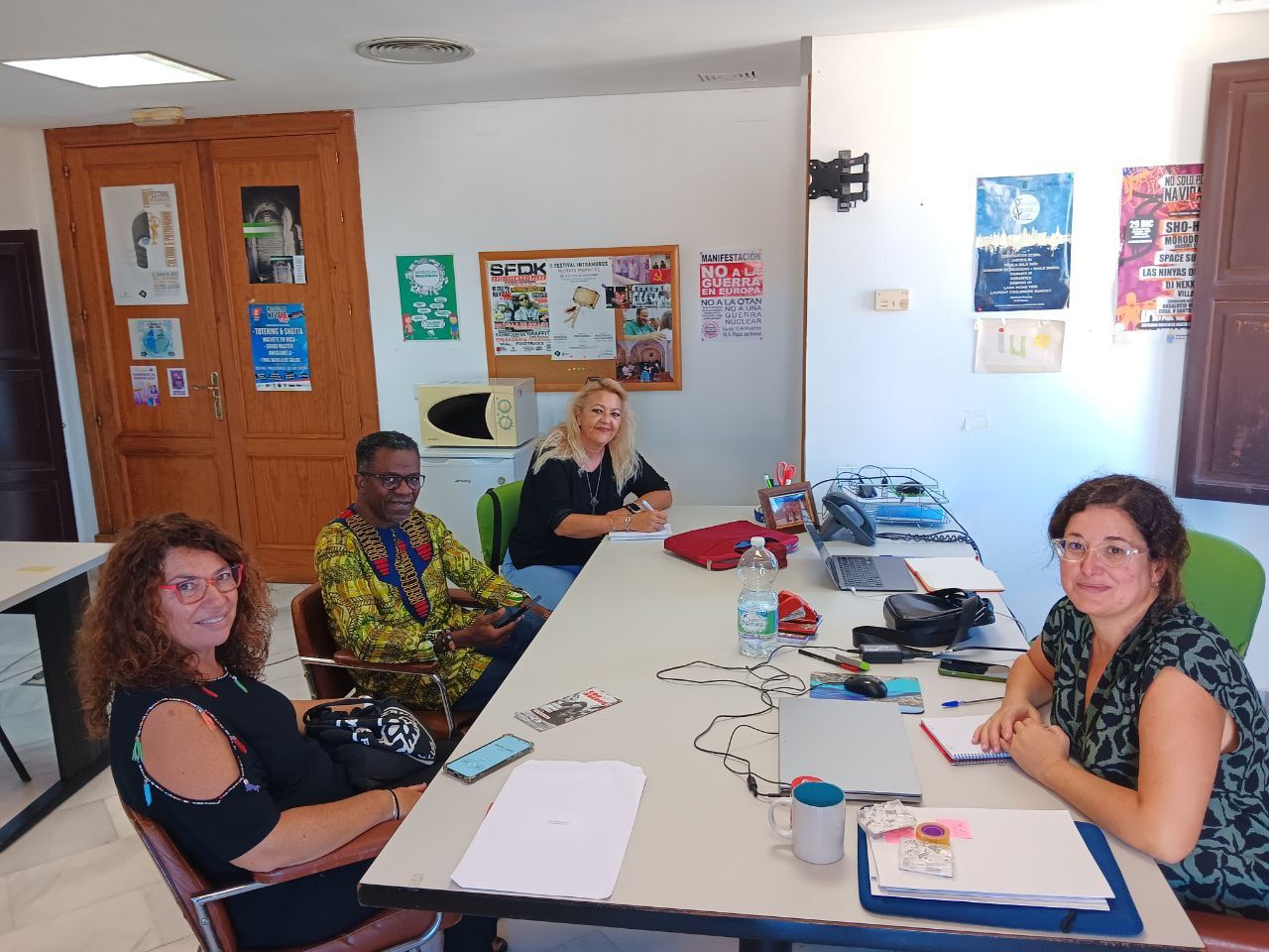 La portavoz de IU, Violeta Márquez, en la reunión con Albert Bitoden, presidente de la Flampa.