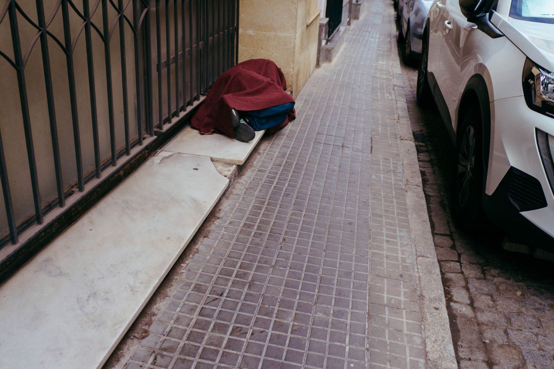 Una persona sin hogar, durmiendo en la calle en Andalucía.
